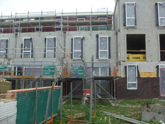 Blik op de achterkant van de woningen aan de Polluxstraat